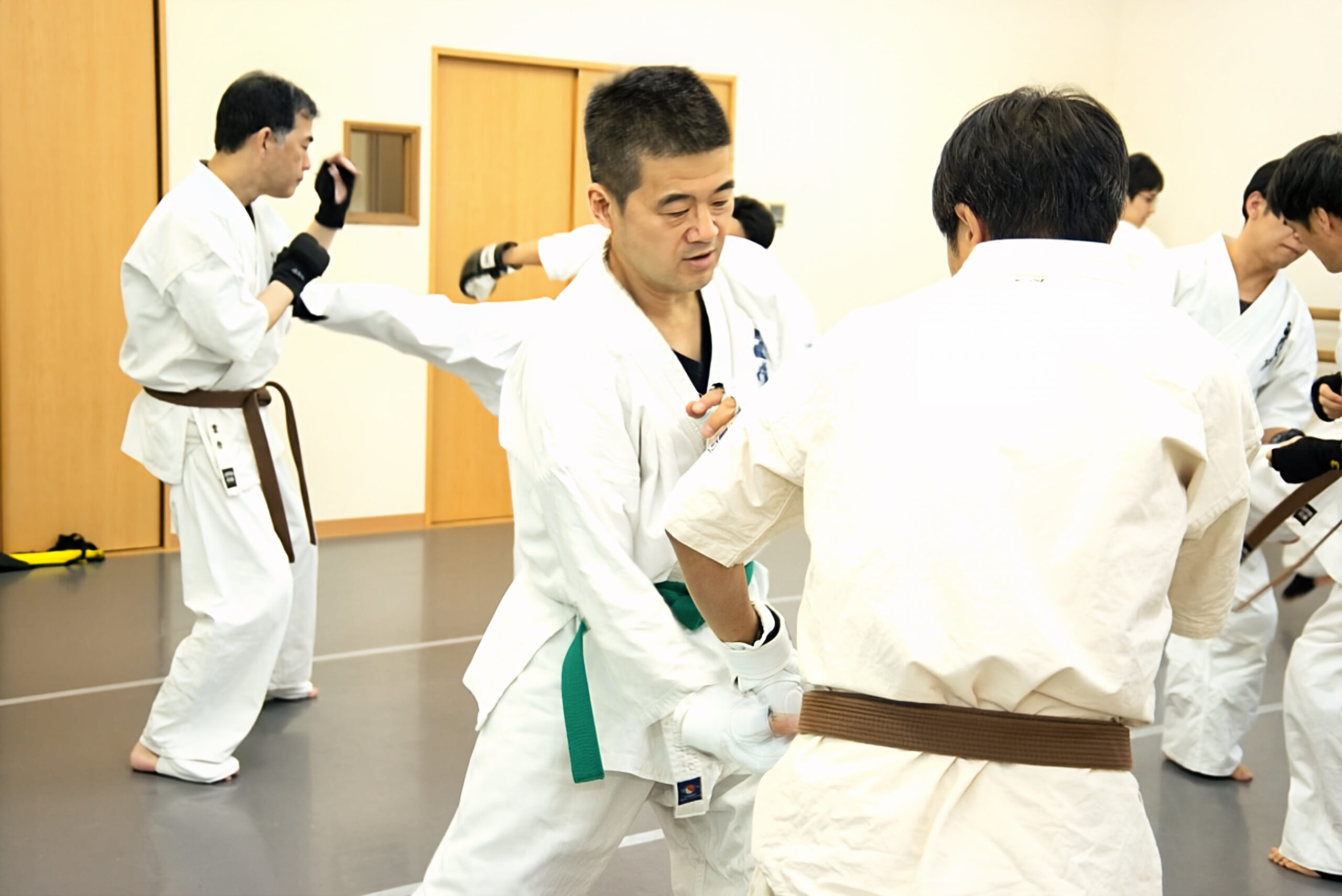 5年前大阪府から千葉県へ転勤して来ました。
近所に練習する場所、また時間が取れず、しばらくの間空手から離れていましたが、日曜日に稽古している埼玉浦和支部を知り、参加させて頂いております。
道場には多くの様々な職業の方々が通われており、皆様それぞれの空手を楽しんでおられます。
著名な実力者との交流も盛んな道場で、試合に出場し技術の向上を目指す事は
もちろんの事、普段は一般社会で個々活躍している大人達が集っている事で、世界観が広がります。
ただ強さを求める事だけが空手では無い事を教わりました。
これから始めたいとお考えの中高年の方、空手の道は人それぞれにあるものです。思い立ったが吉日、今からでも決して遅くはありません
