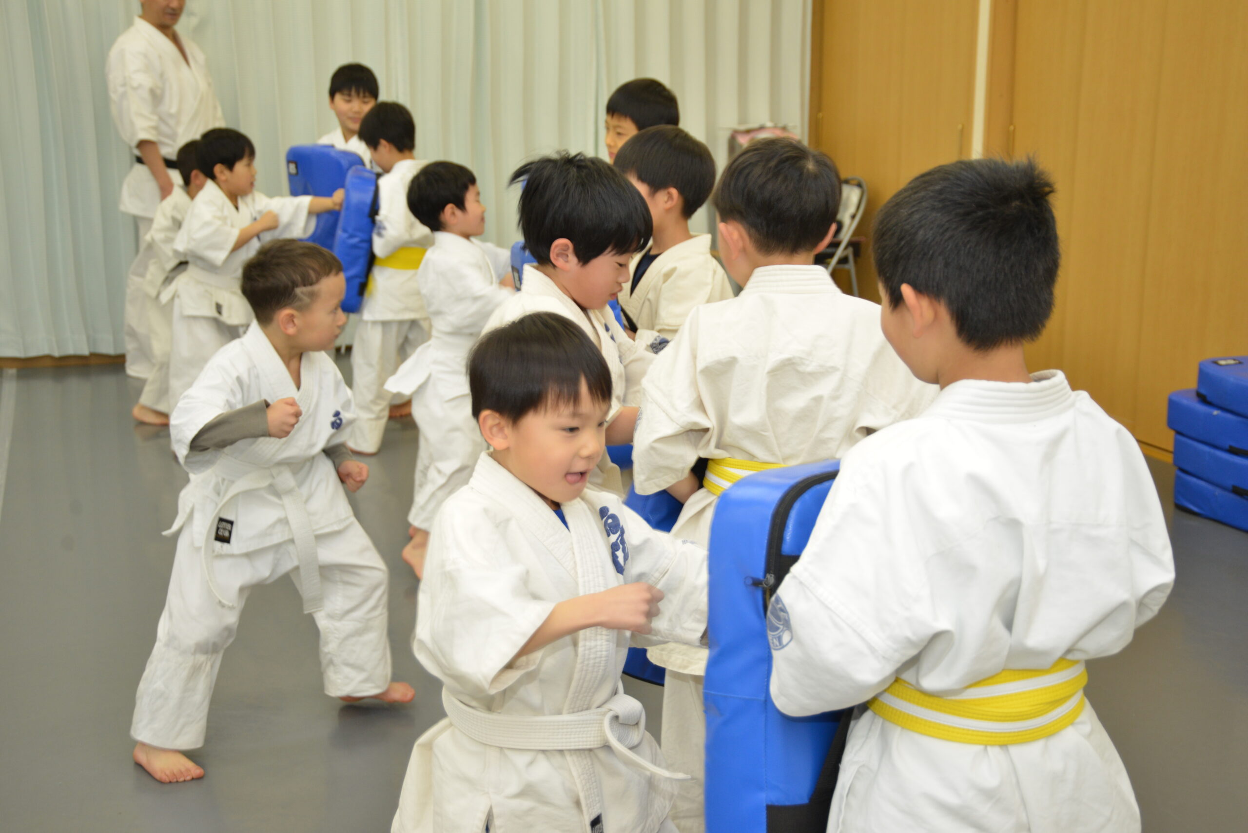 子供達が身体はもちろん精神面でも強くなってくれたらと思い入会しました。見学のときに自分から「空手をやりたい!」と言って始めました。5年目になりますが毎回楽しく稽古に通っています!身体も心も成長できるとても良い環境だと思います。